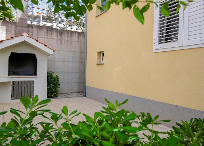 Apartment With Big And Free Private Parking