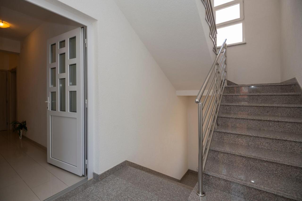 With Big And Free Private Parking Appartement Makarska