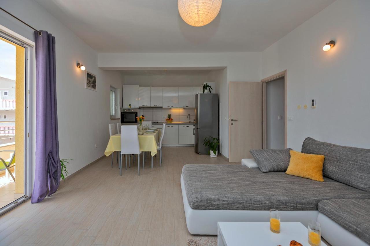 Appartement With Big And Free Private Parking Makarska