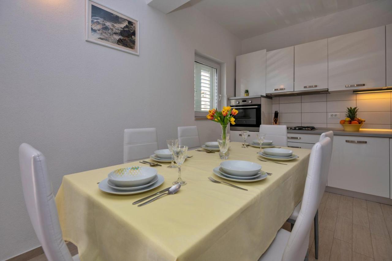 With Big And Free Private Parking Appartement Makarska